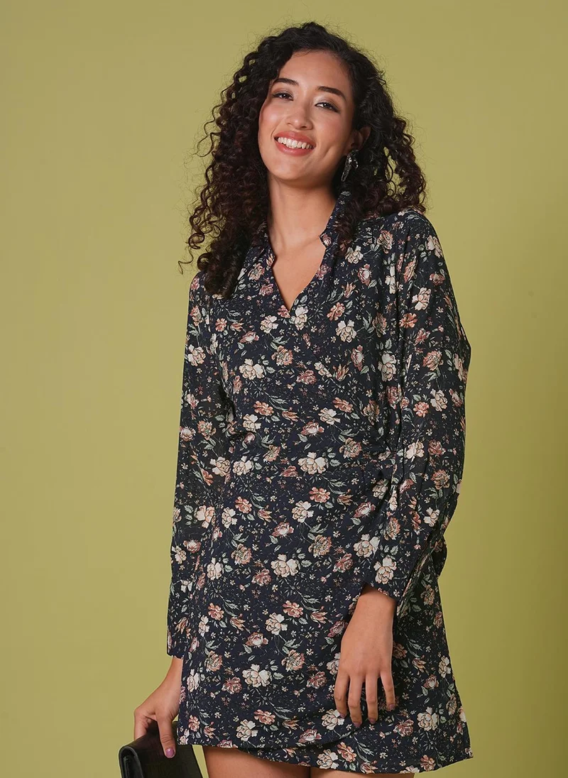 جلو باص فستان نسائي قصير ملفوف بياقة على شكل حرف  وأكمام مكبلة بطبعة زهور شاملة